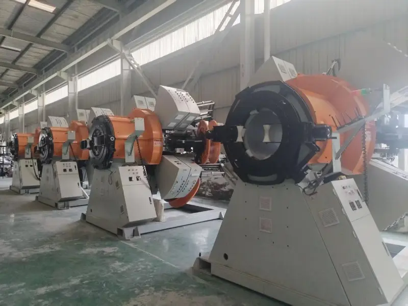 Beberapa mesin pipa PE dan mesin pipa PVC sedang dalam produksi
